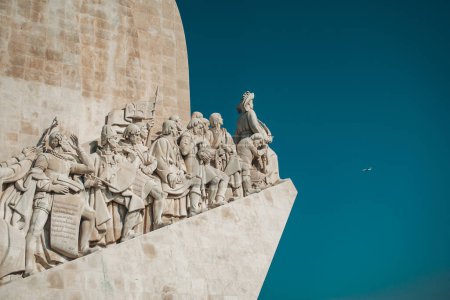 Foto de Lisboa, Portugal - 03.10.2023: 'Padro dos Descobrimentos' también conocido como Monumento a los Descubrimientos en el río Tajo, localizado donde los barcos partieron para explorar en la Edad del Descubrimiento en los siglos XV y XVI - Imagen libre de derechos