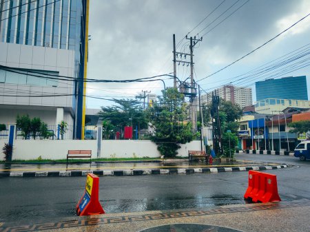 Téléchargez les photos : L'atmosphère dans les rues de la ville après la pluie - en image libre de droit