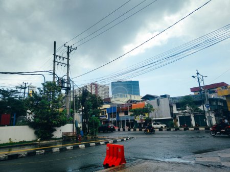 Foto de El ambiente en las calles de la ciudad después de la lluvia - Imagen libre de derechos