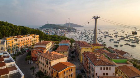 Téléchargez les photos : Vue pittoresque de Sunset Town, Téléphérique, et village de pêcheurs sur l'île de Phu Quoc au coucher du soleil, Vietnam. - en image libre de droit