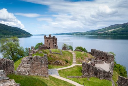 Foto de Ruins of Urquhart Castle on  Lake Loch Ness, Scotland - Imagen libre de derechos