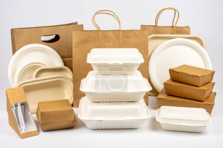 Gruppenbild von biologisch abbaubaren und recycelbaren Lebensmittelverpackungen auf weißem Hintergrund, Papptellern, Tassen, Behältern, Tüten, ohne Logos
