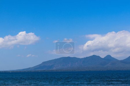 Téléchargez les photos : Beautiful view of Cacalan Banyuwangi beach with mountains in the background - en image libre de droit