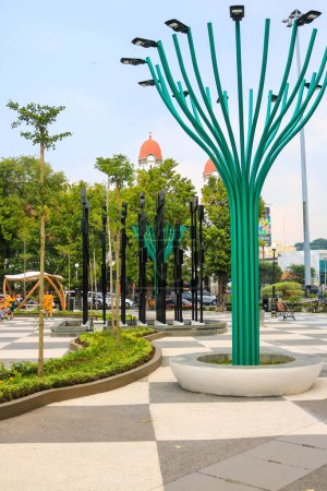 Téléchargez les photos : Semarang, December 2022. Portrait of a central park in the middle of Semarang city with the hustle and bustle of vehicles in the afternoon. - en image libre de droit