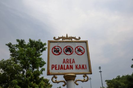 Téléchargez les photos : Semarang, December 2022. Photograph of a warning symbol for pedestrian access - en image libre de droit
