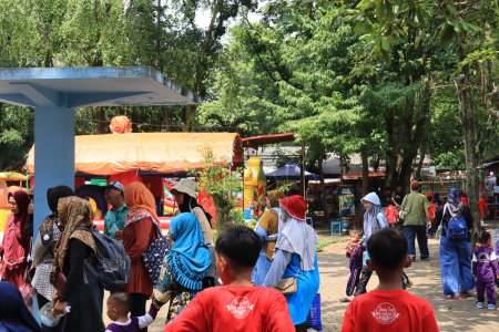 Téléchargez les photos : Semarang, décembre 2022. Visiteurs, parents et enfants, profitez d'une visite du zoo Semarang. - en image libre de droit