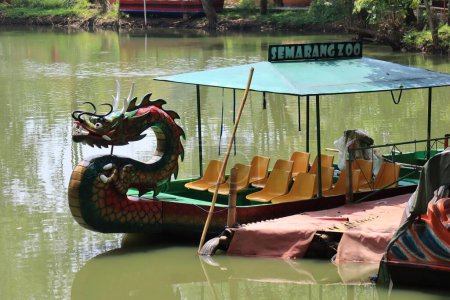 Téléchargez les photos : Semarang,December 2022.Dragon boat to go around the lake in the zoo to see pelicans - en image libre de droit