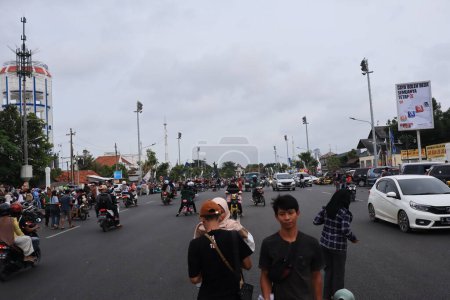 Téléchargez les photos : Semarang, décembre 2022. L'atmosphère de la place de la ville de Tegal dans l'après-midi avec de nombreux touristes visitant. - en image libre de droit