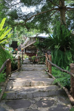 Foto de Kudus, diciembre de 2022. Callejuelas rodeadas de plantas frescas y árboles decoran el restaurante Keboen Iboe. - Imagen libre de derechos