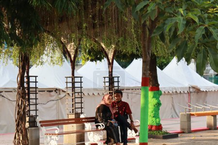 Foto de Kudus, diciembre de 2022. Foto de los visitantes relajándose disfrutando de la tarde en la plaza de la ciudad de Kudus. - Imagen libre de derechos