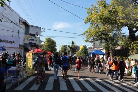 Téléchargez les photos : Kudus, décembre 2022. Photo de vendeurs de nourriture et de boissons sur le bord de la route vendant à une foule de visiteurs et d'acheteurs sur la place principale de la ville de Kudus. - en image libre de droit