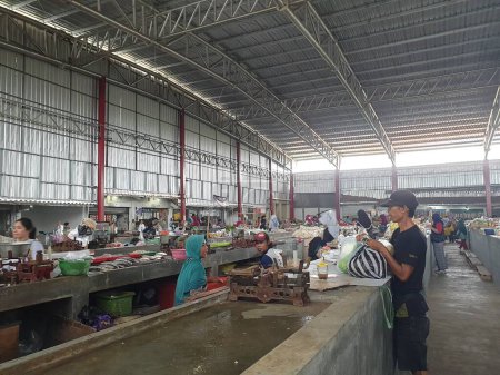 Téléchargez les photos : Tegal, mai 2023. Portrait du marché du martoloyo à Tegal avec de nombreux vendeurs qui commerceront sur le marché. - en image libre de droit
