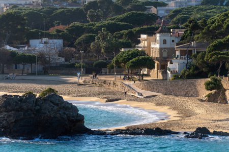Téléchargez les photos : Vue sur la mer et la plage de la côte méditerranéenne - en image libre de droit