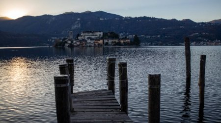 Téléchargez les photos : Orta vue sur le lac au coucher du soleil, Itlay - en image libre de droit
