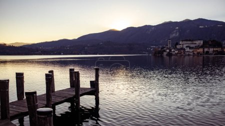 Téléchargez les photos : Orta vue sur le lac au coucher du soleil, Itlay - en image libre de droit
