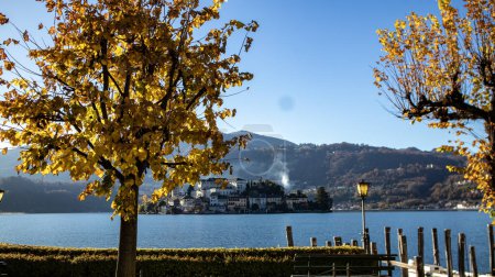 Téléchargez les photos : L'île mondialement connue d'Orta San Giulio, dans le lac d'Orta (piémont, Italie du Nord) vue du sommet du Sacro Monte di Orta. Site du patrimoine mondial de l'UNESCO - en image libre de droit