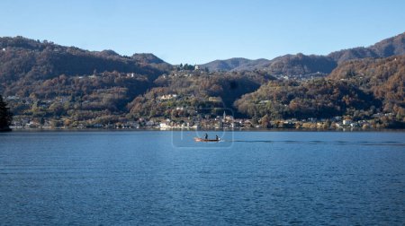 Téléchargez les photos : L'île mondialement connue d'Orta San Giulio, dans le lac d'Orta (piémont, Italie du Nord) vue du sommet du Sacro Monte di Orta. Site du patrimoine mondial de l'UNESCO - en image libre de droit