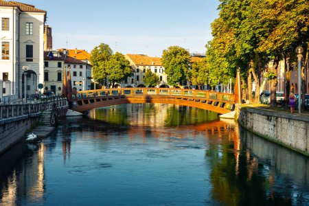 Photo pour University bridge over Buranelli Canal in Treviso, Italy - image libre de droit