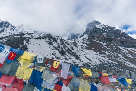 tibetische Gebetsfahnen in den Bergen in Nepal, Berg in Nepal, Mount Everest Land, Flaggen des Berges