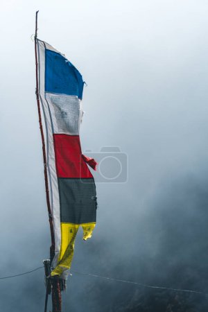 drapeaux de prière tibétains dans les montagnes en nepal, Montagne en nepal, montagne pays everest, drapeaux de la montagne