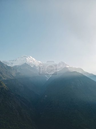 nuages au-dessus des montagnes, montagnes dans le brouillard, pendant le camp de base annapurna, nepal