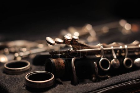 Téléchargez les photos : Détail d'une vieille clarinette usagée - en image libre de droit