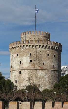 Betrachten Sie die zeitlose Schönheit und historische Bedeutung des Weißen Turms von Thessaloniki, der stolz vor der Skyline der Stadt steht. Dieses symbolträchtige Wahrzeichen, das von Jahrhunderten der Geschichte durchdrungen ist, dient als Leuchtturm des kulturellen Erbes und
