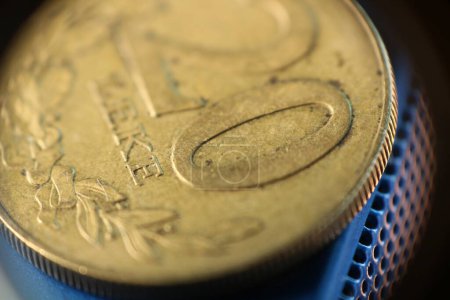 Embárcate en un viaje de descubrimiento mientras profundizamos en el intrincado mundo de la numismática a través de un fascinante primer plano de una moneda.
