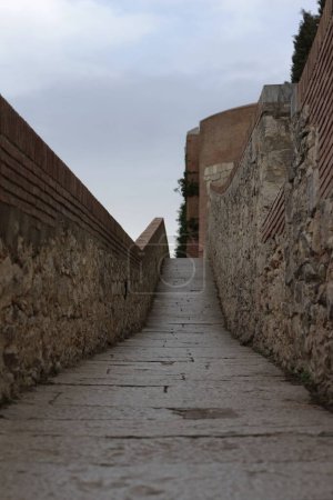 Embárcate en un cautivador viaje visual por Girona, donde antiguas calles empedradas serpentean a través de pintorescos callejones y monumentos históricos que son testimonio de siglos de rico patrimonio.
