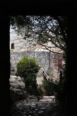 Begeben Sie sich auf eine fesselnde visuelle Reise durch Girona, wo sich alte Kopfsteinpflasterstraßen durch malerische Gassen schlängeln und historische Sehenswürdigkeiten als Zeugnisse eines jahrhundertealten reichen Erbes stehen..