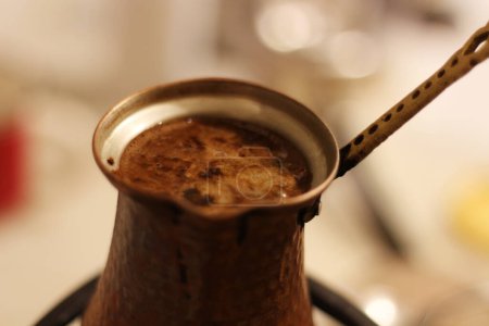 Treten Sie ein in eine Welt der Wärme und Tradition, während griechischer Kaffee sanft auf einem kleinen Gasbrenner aufbrüht, der an das geliebte türkische Kaffeeritual erinnert..