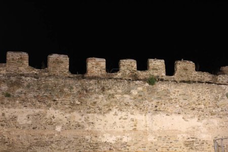 Téléchargez les photos : Parcourez le temps et plongez-vous dans l'attrait mystique des anciens murs de Thessalonique sous le manteau de la nuit - en image libre de droit