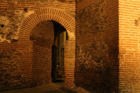 Téléchargez les photos : Parcourez le temps et plongez-vous dans l'attrait mystique des anciens murs de Thessalonique sous le manteau de la nuit - en image libre de droit