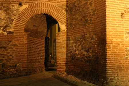 Reise durch die Zeit und tauche ein in den mystischen Reiz der antiken Stadtmauern von Thessaloniki unter dem Mantel der Nacht