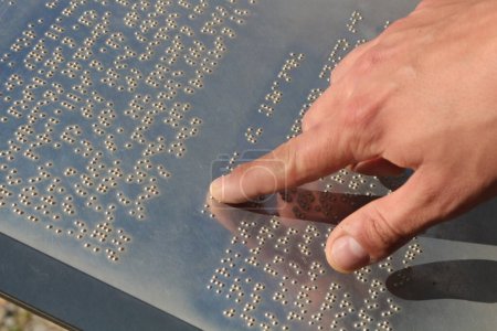 Explore el mundo de la comunicación táctil mientras las manos navegan delicadamente por los puntos elevados del lenguaje braille