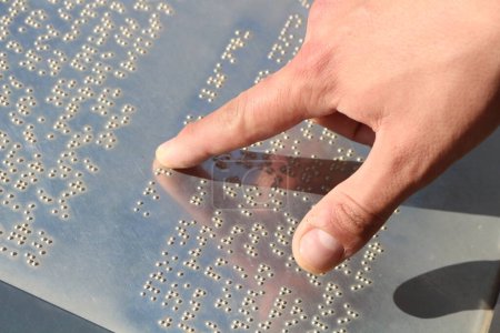 Erkunden Sie die Welt der taktilen Kommunikation, während Hände zart durch die erhabenen Punkte der Brailleschrift navigieren