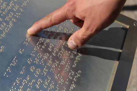 Explorez le monde de la communication tactile en parcourant délicatement les points élevés du langage braille