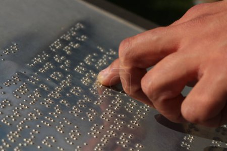 Erkunden Sie die Welt der taktilen Kommunikation, während Hände zart durch die erhabenen Punkte der Brailleschrift navigieren