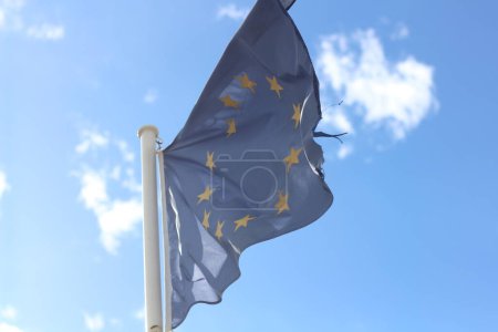 Erleben Sie das Emblem der Zusammenarbeit und Solidarität, während die Flagge der Europäischen Union stolz hoch weht