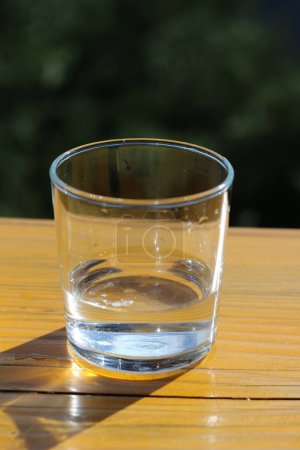 Deléitese con la sencillez y pureza de un vaso de agua, que brilla con claridad y frescor