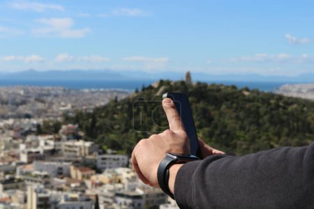 Foto de Ourney a través de la lente de las manos de un turista mientras capturan la esencia de Atenas a través de la fotografía - Imagen libre de derechos