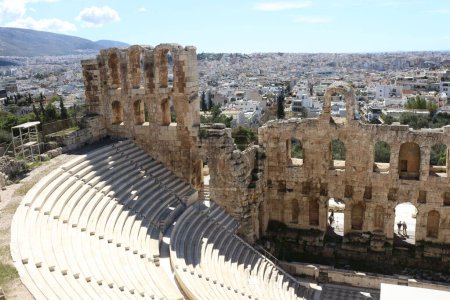 Treten Sie in die Vergangenheit zurück und tauchen Sie ein in den kulturellen Glanz des Odeons des Herodes Atticus