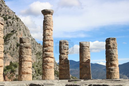 Im goldenen Licht der Sommersonne erstrahlen die antiken Ruinen von Delphi als Zeugnis vergangener Zivilisationen und laden Abenteurer ein, inmitten der zeitlosen Schönheit der historischen Schätze Griechenlands ihre geschichtliche Vergangenheit zu erkunden.
