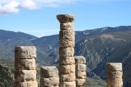 Tauchen Sie ein in die komplizierten Details der antiken Ruinen von Delphi, wo verwitterte Steine Geschichten aus der Antike flüstern und Besucher einladen, die Geheimnisse der geschichtlichen Vergangenheit Griechenlands inmitten einer Kulisse zeitloser Schönheit zu lüften