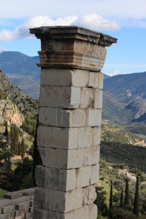 Tauchen Sie ein in die komplizierten Details der antiken Ruinen von Delphi, wo verwitterte Steine Geschichten aus der Antike flüstern und Besucher einladen, die Geheimnisse der geschichtlichen Vergangenheit Griechenlands inmitten einer Kulisse zeitloser Schönheit zu lüften