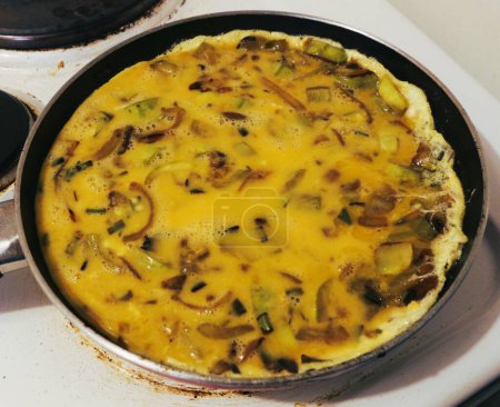 Téléchargez les photos : Offrez-vous la bonté saine d'une omelette de courgette nutritive, parfaitement conçue pour répondre à diverses préférences alimentaires, y compris le céto - en image libre de droit