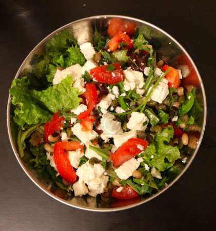 Découvrez les saveurs vibrantes et les avantages pour la santé d'une salade de style grec avec feta