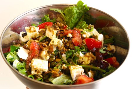 Téléchargez les photos : Découvrez les saveurs vibrantes et les avantages pour la santé d'une salade de style grec avec feta - en image libre de droit
