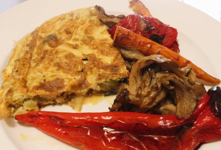 Genießen Sie die reizvolle Kombination aus im Ofen gebratenem Gemüse gepaart mit einem flauschigen Omelett