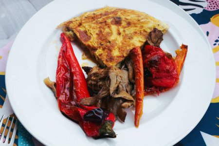 Genießen Sie die reizvolle Kombination aus im Ofen gebratenem Gemüse gepaart mit einem flauschigen Omelett